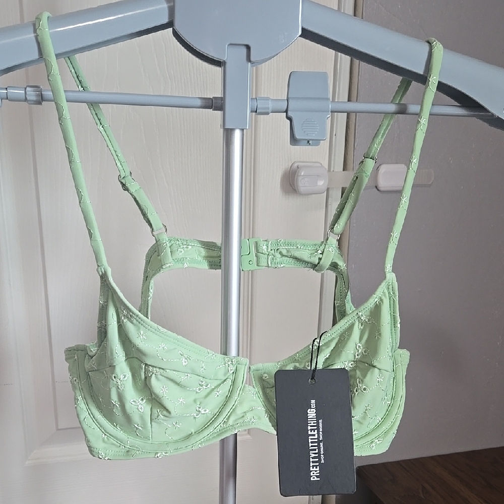 PrettyLittleThing Green Floral Bra